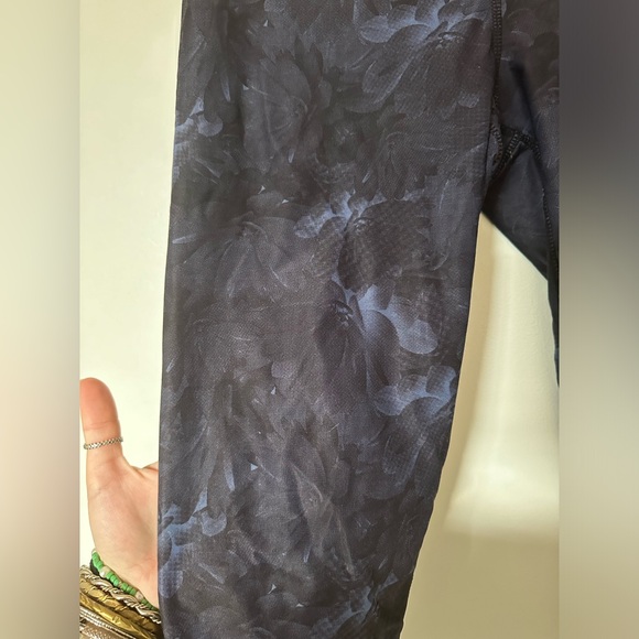 Mid Calf Workout Leggings - Picture 5 of 8